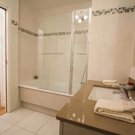 Tour Eiffel Centre Bed and breakfast